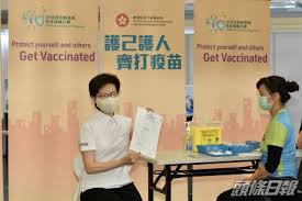 中國科興疫苗將於本周五（26 日）起正式提供接種，政府今早（23 日）先安排約 200 名屬「優先組別」的人士，到中央圖書館的社區疫苗接種中心打針。有市民在接種後表現興奮，稱自己「信阿爺、信政府」而選擇科興，第一. R Agt1 I8zts8m