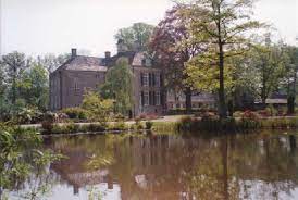 Zelfstandig versterkt bouwwerk uit de middeleeuwen dat in die tijd goed te verdedigen was en in het verleden veelal bewoont was door de adelijke families van nederland. Pagina 40 Kasteel Oosterhof