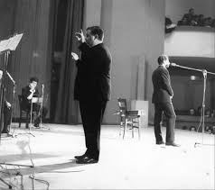 Ήταν άδειο το κεμέρι, μουχλιασμένο το νερό. Manos Xatzidakis O Melwdos Twn Oneirwn Poy Gennh8hke San Shmera Prin 95 Xronia