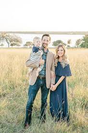 27 Kreative Familienfoto Ideen Zum Schmelzen Ihres Herzens Familienfotoideen Herzens I Family Photo Outfits Fall Family Picture Outfits Family Portrait Poses