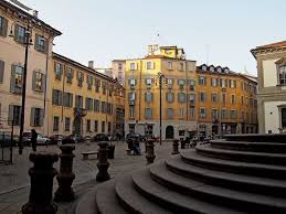 Una Piazzetta Che Noi Amiamo Particolarmente Qui Fotografata Da Renato Fantoni La Riconoscete Milanodavedere Milano Da Vedere Milano Luoghi Monumenti