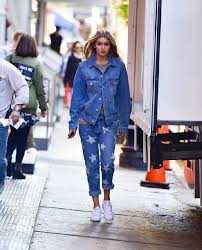 Mar 31, 2015 · le duo gagnant veste en jean/robe pour un look féminin et romantique, osez la robe avec la petites veste en jean courte. Comment Porter Une Veste En Jean 15 Idees De Look Tendance