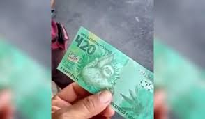 Segundo a polícia, o homem que deu a nota falsa para o idoso, trabalhava em uma fazenda vizinha, de onde a vítima reside. Nota De 420 Reais Circula Em Feira De Santana So Acontece Aqui Diz Homem Cruz Das Almas Forte Na Noticia