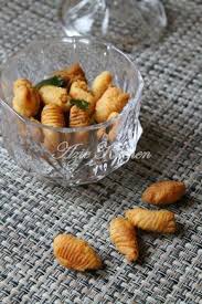 Azie Kitchen Jom Buat Kuih Siput Bahan Bahan 500 Gm Tepung Gandum 1 Cawan Minyak Masak 3 4 Cawan Air Sedikit Garam Minyak Untuk Food Flatlay Malay Food Food
