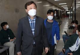 사과하라고 하자, 강성범 역시 웃음을 감추지 못하며 죄송합니다라고 말했다. ê°•ì„±