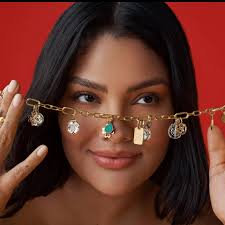 Tenemos el regalo perfecto! 🎄🎅🏼🎁 ¡Visítanos hoy en @pandoramallofsj  para que veas toda la variedad disponible para ese ser especial! Contamos  con financiamiento disponible💳 Aceptamos Klarna, PayPal, Ath Móvil,  ApplePay y todas