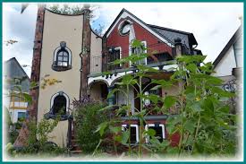 Pizzabrot mit schafskäse, tomaten und knoblauch. Hundertwasser Haus In Limburg Fuhrung Mit Der Regio