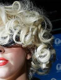 Na jej wizerunek pracuje cały sztab ludzi. Lady Gaga Bez Peruki