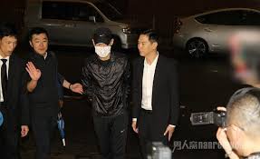 He appeared before the media at around 5 pm with tvb corporate communications consultant tsang sing ming(曾醒明) and his goddaughter christine fong(方國珊) by his side. èƒ¡æž«å¤ªå¤ªå•å'è·è®¾çµå¼ å­¦å‹å¼ å®¶è¾‰ç­‰è‰ºäººåˆ°åœºé€åˆ«