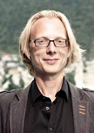 Plutselig sto forskeren med en pose klær i hånda. Han visste at det var  ulovlig