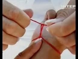 как правильно завязать красную нить на левом запястье видео Dlya Chego Nosyat Krasnuyu Nitku Ranok Inter Youtube