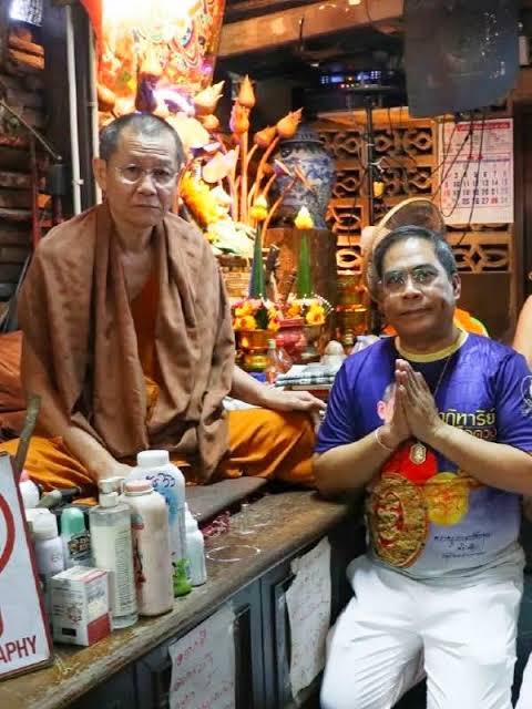 เปิดประวัติ "ป๋อง สุพรรณ" หรือ เสมอ งิ้วงาม เป็นเซียน พระเครื่องชื่อดังระดับแถวหน้าของประเทศไทยและประธานสมาคมผู้นิยมพระเครื่องพระบูชาไทย  สาขาสุพรรณบุรี ประวัติและเส้นทางชีวิต วัยเด็กที่ยากลำบาก: เกิดเมื่อปี พ.ศ.  ๒๕๐๘ ที่จังหวัดสุพรรณบุรี ครอบครัวยากจน ...