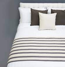 A risultato finale il runner avrà una larghezza di 45 cm e una lunghezza di 104 cm. Runner Letto Matrimoniale Tessuto Rigato Marrone Tendina