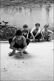Black And White Children Playing Together Holen Or Jolens Marble Playing There Are Various Types Of Games Using Marbles Two Of The Most Commo Ninos Del Mundo Fotografia Antigua Fotografia Artistica