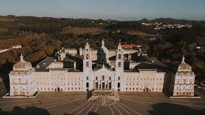 After the world war ii they changed their kits to red and they have been wearing red shirts and white shorts ever since. Palacio Nacional De Mafra E Santuario Do Bom Jesus De Braga Sao Patrimonio Mundial Da Unesco Observador
