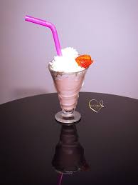 Milkshake A La Fraise Comme Celui De Chez Pop S So Cuizine Plume Prose Recette Avec Des Fraises Recette Milk Shake Fraise Au Chocolat