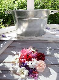 Zinkwanne/schubkarre/eimer mit eiswürfeln für kalte getränke eine alte zinkwanne, ein großer eimer oder eine schubkarre eignet sich hervorragend als ersatz für einen kühlschrank. Zinkwanne Von Depot Fur Stimmungsvolle Dekoideen Schon Bei Dir By Depot