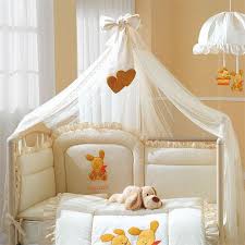 نقوم بتجميع سرير البندول للطفل بأيدينا الصور والفيديو