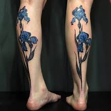 22 Grossartige Iris Tatowierungs Entwurfe Und Bedeutungen Artige Bedeutungen Entwurfe Tatowierungs Iris Tattoo Bein Tatowierungen Tattoo Designs