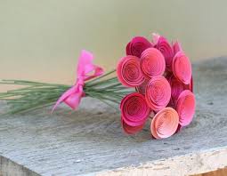 Dependiendo de lo grande que sea la espiral, así de compacta saldrá vuestra rosa. Como Hacer Rosas De Papel Para Regalar Bricolaje10 Com