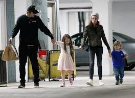 Mila, also known as apples, a 2020 greek drama film; Ashton Kutcher E Mila Kunis Saem Para Jantar Com Os Filhos Em Los Angeles Quem Quem News