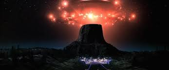 The film tells the story of a family man, who is overcome by a series of strange instances amongst an evolving mystery concerning ufos. Cinematic Paintings The Art Of Cinematography Close Encounter Of The Third Kind Close Encounters 70s Sci Fi Art