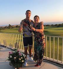 Dolores aveiro tiene más de 2 millones de seguidores en instagram, donde publica fotos de sus vacaciones en lugares glamorosos como parís, marrakech y capri. Maria Dolores Aveiro Chi E La Mamma Di Cristiano Ronaldo Donne Magazine