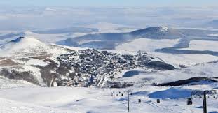 Loin des files d'attente et de la pollution, les montagnes du massif central regorgent le ski est accessible et varié pour contenter toute la famille : Stations De Ski Massif Central