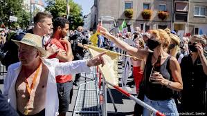 Teilnehmer hielten ein transparent hoch mit der aufschrift „wir sind alle. Richter Kippen Verbot Von Demonstration Gegen Corona Politik Aktuell Deutschland Dw 28 08 2020