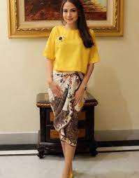 Adinda bakrie gamor dalam kebaya marun dan celana lanjutkan membaca artikel di bawah Tampil Beda Saat Pesta Dengan 10 Rekomendasi Rok Batik Anggun Nan Cantik