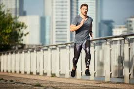 ランニング中の男性 スポーツウェア トレーニングシャツ ワークアウトファッション