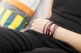 Pépita explique que paradoxalement ceux qui l'ont humiliée sont ceux qui ont fait ce montage: Bracelet Multi Tour Pepita Noir Dorure L Or Fin By Garance Bijoux