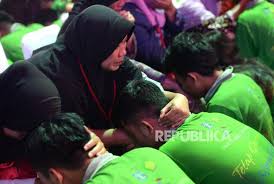 Orang tua kita membekali dengan pendidikan untuk masa depan; Amalan Berbakti Kepada Orang Tua Meski Mereka Sudah Wafat Republika Online