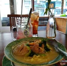 Dalam gelas, tuang 1 sdm susu kental manis putih, es batu dan larutan coklat. Makan Siang Di Hotel Tjimahi Gerbang Matahari