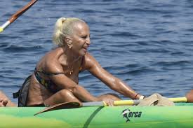 Donatella versace, in full donatella francesca versace, (born may 2, 1955, reggio calabria, italy), italian fashion designer whose roles at gianni versace spa included vice president and artistic. Hier Paddelt Donatella Versace 65 Im Bikini Durchs Meer Promiflash De