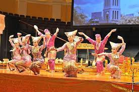 Tarian negeri sembilan ( tarian lilin) tarian lilin berasal dari sumatra dan tarian ini mempunyai cerita semasa persembahannya. Uzivatel Twtn9 Na Twitteru Orang Melayu Di Nismilan Ni Banyak Yang Berasal Dari Minangkabau Orang Minangkabau Yang Dikenali Sebagai Sumatra Barat Di Indonesia Adalah Penduduk Asal Kawasan Kat Negeri Sembilan Kalau Tengok