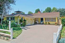 A Birdhouse In Paradise William Mellenthin And The San Fernando Valley Ranch Homes Pioneered The Distincti Ranch House Exterior Ranch Style Homes Ranch House