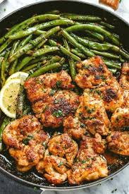 Poele A Frire Au Poulet Au Beurre Citronne Et A L Ail In 2020 Green Bean Recipes Garlic Butter Chicken Skillet Green Beans