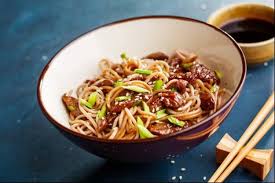 Recette De Nouilles A L Asiatique Boeuf Et Legumes Facile Et Rapide Recette Recette De Nouille Nouilles Au Boeuf Nouilles Sautees Au Boeuf