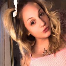 Okay… don't panic. 😅 I just fluffed up the tree and tonight I'm decorating  — Christmas playlist, pajamas, Bluey supervising… the whole vibe. And  before anyone says “it's too soon,” I'm Puerto