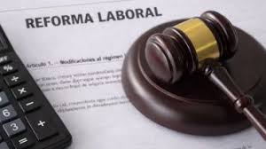 El Gobierno reglamentó artículos de la reforma laboral: cambios en  convenios, sindicatos y recibos de sueldo – Radio Cataratas