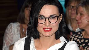 Ich Mag Meinen Korper So Wie Er Ist Mimi Fiedler Spricht Uber Kampf Mit Problemzonen In 2020 Korperbehaarung Darstellerin Prominente