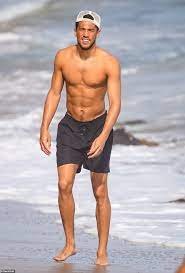 Kile‍ • 10h this video is unavailable because we were unable to load a message from our sponsors. Kendall Jenner Sizzles In Skimpy Bikini On Romantic Beach Date With Her New Beau Devin Booker Daily Mail Online