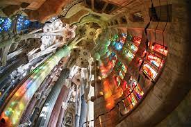 Und nein, diese bezeichnung ist für das innere der weitgehend von antoni gaudi konzipierten basilika beim besten willen nicht übertrieben. Barcelona Sagrada Familia