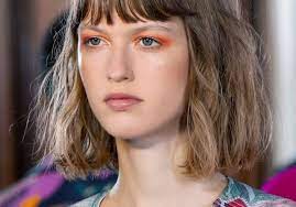 La coupe carrée est la coupe la plus portée avec toutes ses versions, elle est une tendance indémodable selon les experts. Coupe Au Carre Avec Frange Notre Selection Des Plus Jolies Coiffures Elle