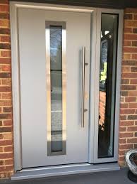 Quality Aluminium Front Door In Surrey Tp Improvements Diseno De Puertas Modernas Puertas Interiores Modernas Puertas Principales De Aluminio