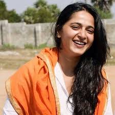 Style the colour like anushka shetty with a blouse of the same shade. Anushka Shetty On Twitter Simplicity Has It S Own Beauty Being Simple Is Being Sweety Anushkashetty Sweety