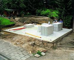 Wir Haben Den Bau Einer Massivgarage Begleitet Und Zeigen Die Wichtigsten Schritte Beim Mauern Und Verputzen So K Garage Bauen Garage Selber Bauen Garagenbau