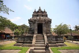 Candi borobudur candi mendut merapi park volcano tour jeep via tourmigunani.com. Candi Pawon Yang Mungil Terlihat Dari Sisi Badan Jalan Foto Candi Pawon Magelang Tripadvisor
