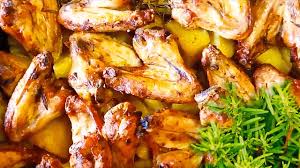 Am facut aseara aripioare la cuptor si au iesit foarte bune si azi am facut dinou cu niste piure de cartofi si salata mexicana, este foarte simplu de facut si va recomand sa faceti si voi deoarece este foarte gustoasa. Aripioare De Pui Crocante Cum Se Fac Aripioare La Cuptor Cu Cartofi Aurii Youtube